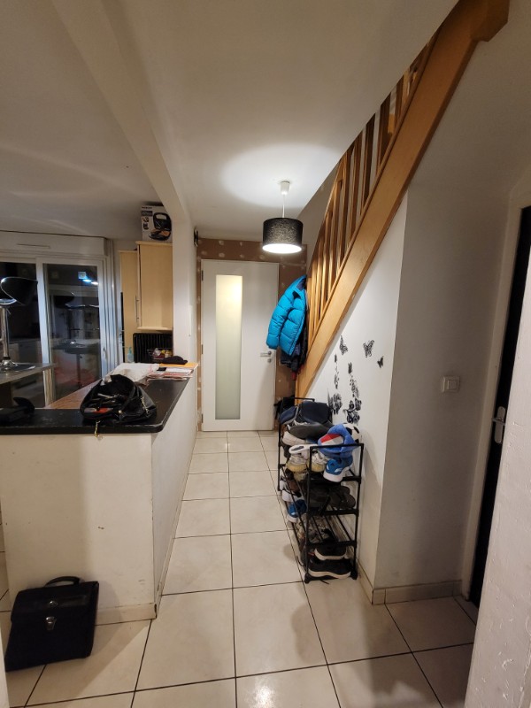 Entrée transformée : murs lissés et tons clairs pour un accueil soigné