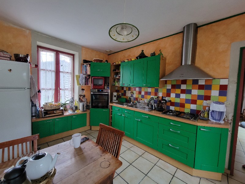 Rénovation d’une cuisine mauve et violette : quand la couleur structure l’espace