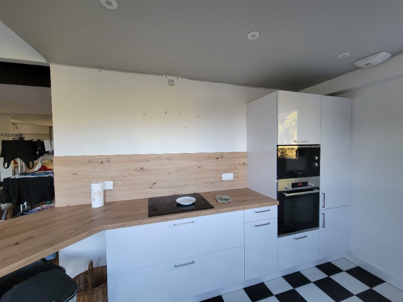 Peinture beige pour délimiter la cuisine d’une pièce de vie ouverte