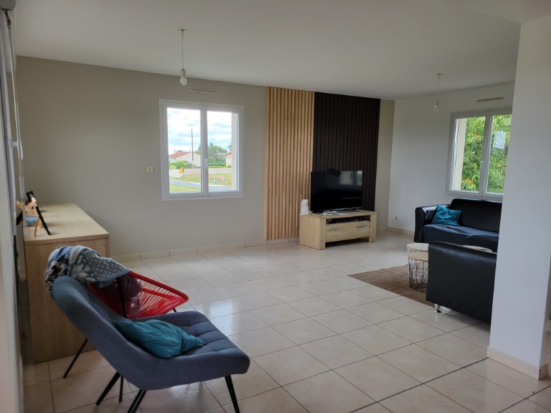 Un mur signature : 3D Orac Decor peint brun profond et tasseaux bois