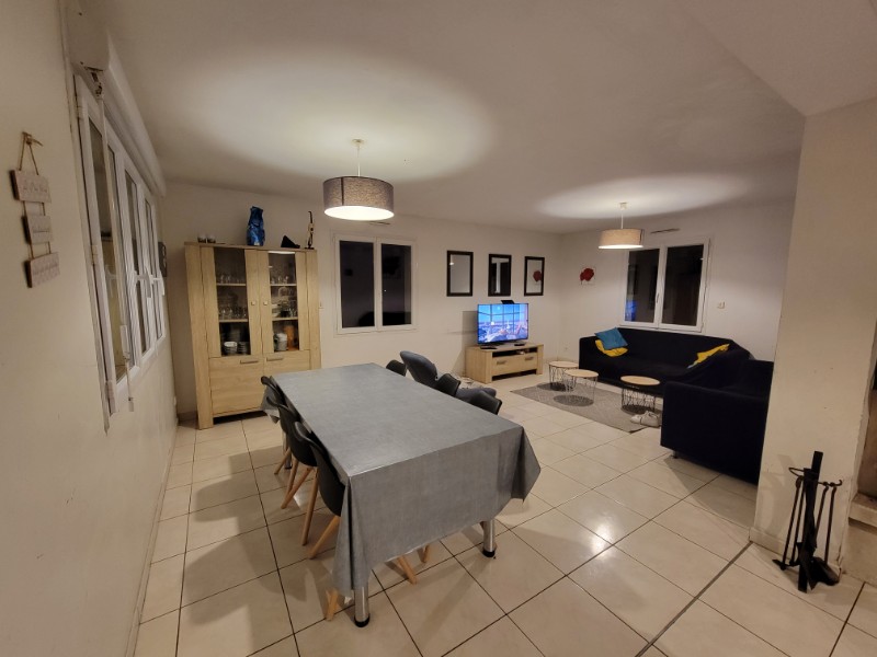 Séjour redessiné : touches d’argile douce pour structurer l’espace