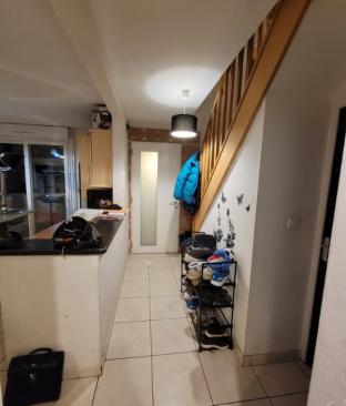 Entrée transformée : murs lissés et tons clairs pour un accueil soigné