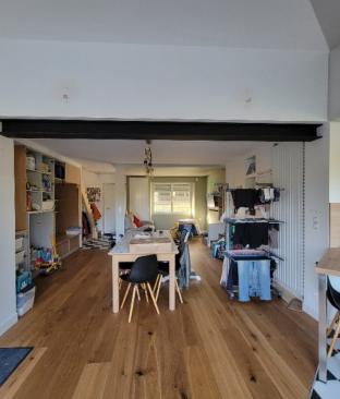 Papier peint brique pour sublimer un mur soutenu par une poutre métallique noire