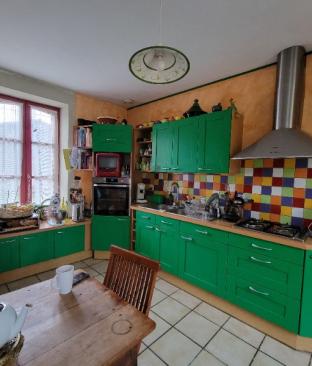 Rénovation d’une cuisine mauve et violette : quand la couleur structure l’espace