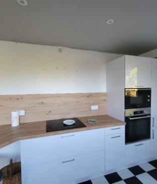 Peinture beige pour délimiter la cuisine d’une pièce de vie ouverte