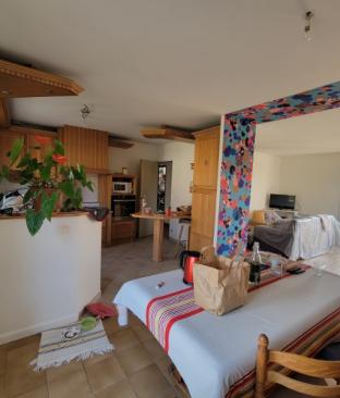 Cuisine rafraîchie : murs et plafonds blancs pour plus de lumière