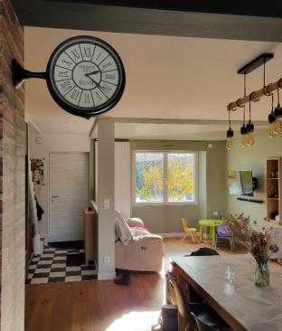 Salon vert en camaïeu : un jeu de teintes apaisant et lumineux