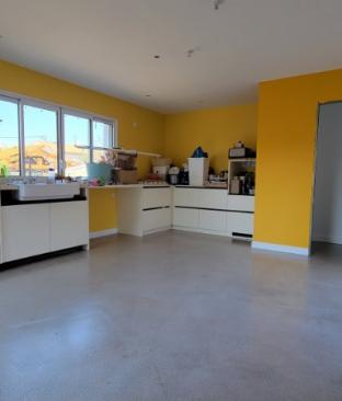 Un souffle solaire : cuisine blanche et dégradé de jaunes modernes