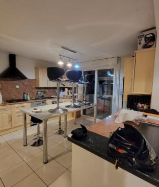 Cuisine rafraîchie : plafonds blancs et murs adoucis couleur sable chaud