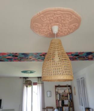 Salon rénové : papier peint fleuri pour structurer l’espace de vie