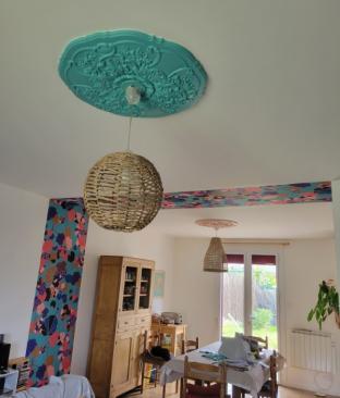 Salle à manger repensée : murs apaisants et décor fleuri assorti