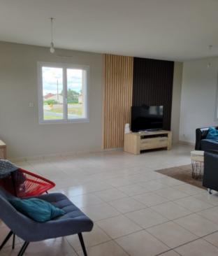 Un mur signature : 3D Orac Decor peint brun profond et tasseaux bois