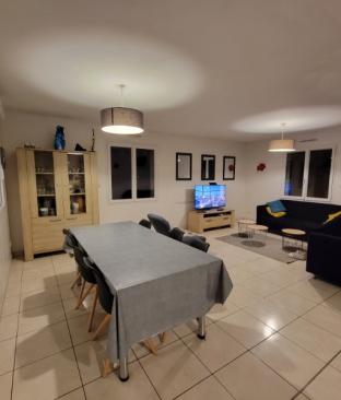 Séjour redessiné : touches d’argile douce pour structurer l’espace