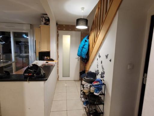 Entrée transformée : murs lissés et tons clairs pour un accueil soigné