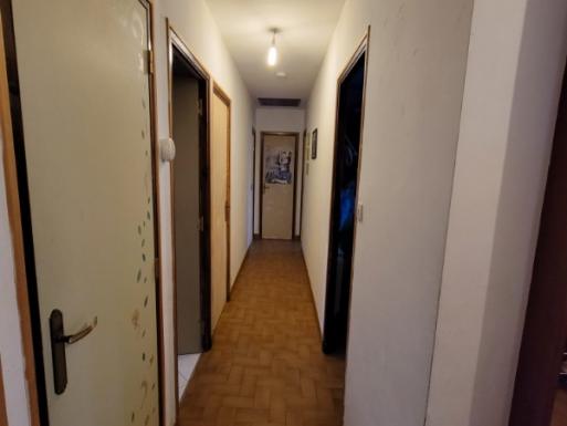 Couloir revisité : portes colorées inspirées du papier peint du salon