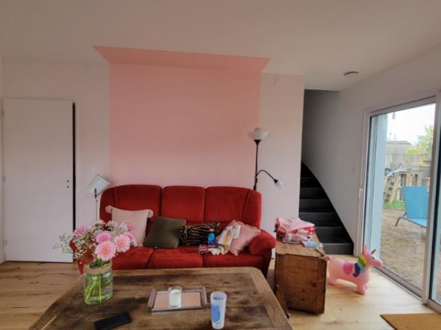 ✨ Ambiance d’un salon neuf : un mur bicolore en douceur affirmée