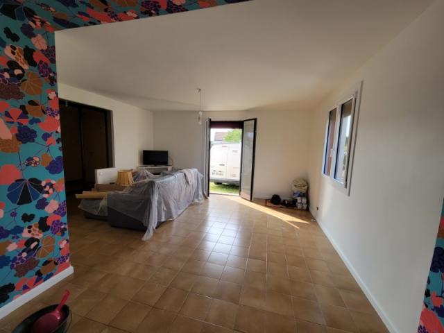 Salon rénové : papier peint fleuri pour structurer l’espace de vie