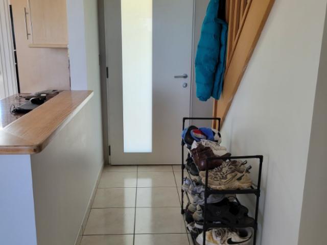 Entrée transformée : murs lissés et tons clairs pour un accueil soigné