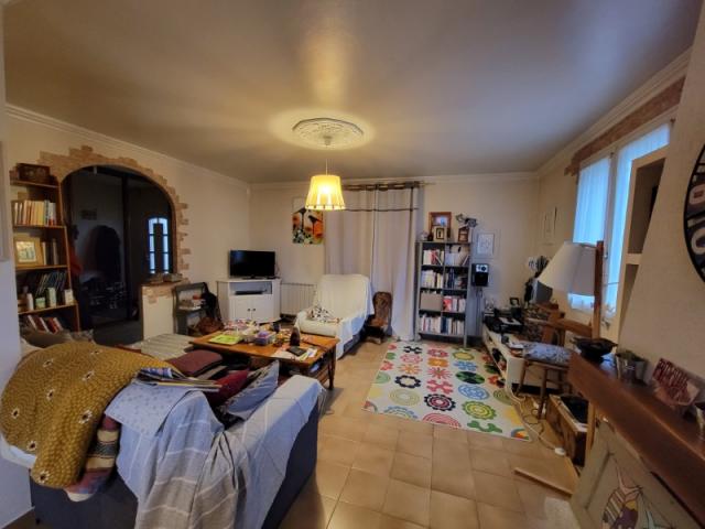 Salon rénové : papier peint fleuri pour structurer l’espace de vie