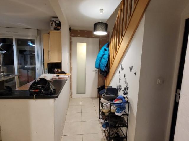 Entrée transformée : murs lissés et tons clairs pour un accueil soigné