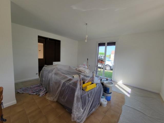 Salon rénové : papier peint fleuri pour structurer l’espace de vie