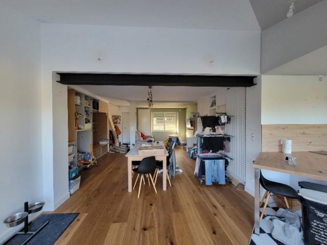 Papier peint brique pour sublimer un mur soutenu par une poutre métallique noire