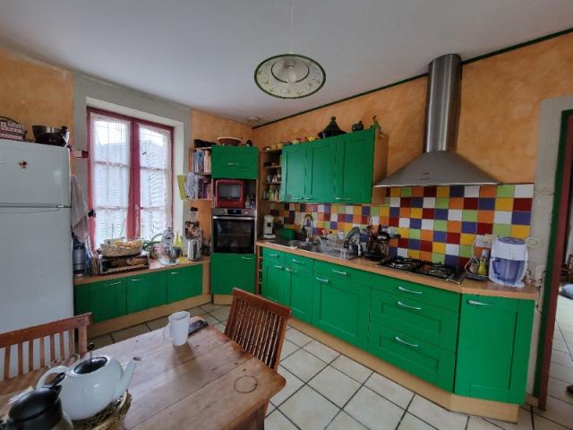 Rénovation d’une cuisine mauve et violette : quand la couleur structure l’espace