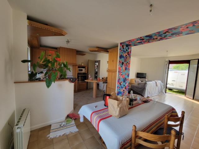 Cuisine rafraîchie : murs et plafonds blancs pour plus de lumière