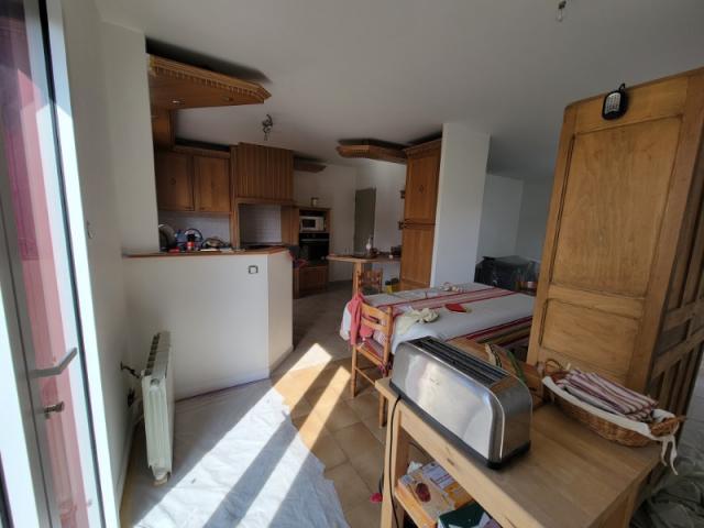 Cuisine rafraîchie : murs et plafonds blancs pour plus de lumière