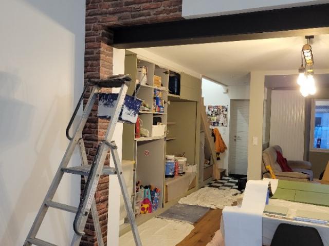 Papier peint brique pour sublimer un mur soutenu par une poutre métallique noire