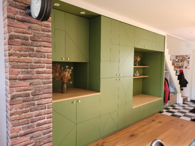 Placard d’entrée en vert foncé : une touche chic et naturelle