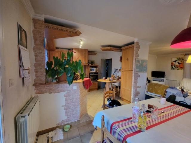 Cuisine rafraîchie : murs et plafonds blancs pour plus de lumière