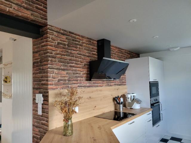 Peinture beige pour délimiter la cuisine d’une pièce de vie ouverte