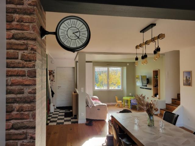 Salon vert en camaïeu : un jeu de teintes apaisant et lumineux