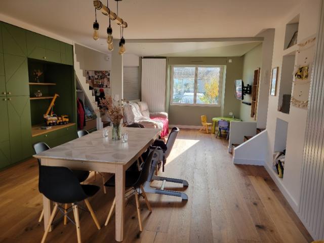 Salon vert en camaïeu : un jeu de teintes apaisant et lumineux