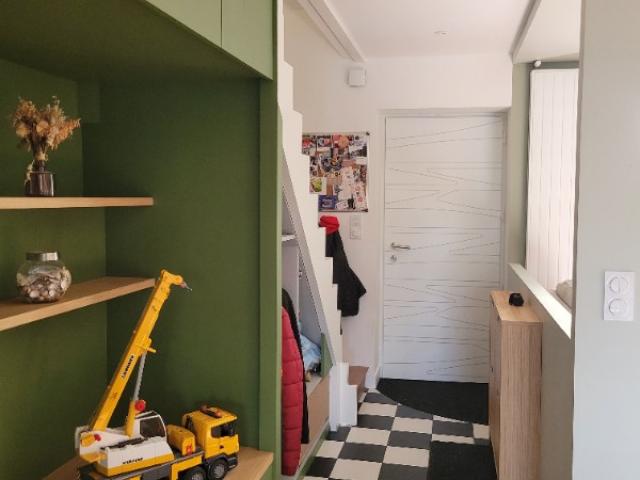 Salon vert en camaïeu : un jeu de teintes apaisant et lumineux