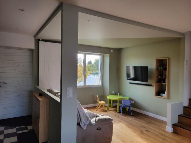 Salon vert en camaïeu : un jeu de teintes apaisant et lumineux