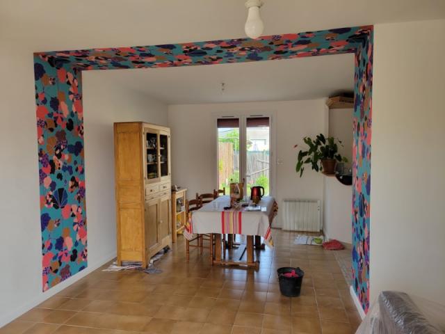 Salle à manger repensée : murs apaisants et décor fleuri assorti