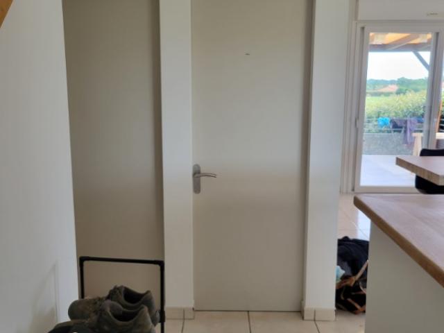 Entrée transformée : murs lissés et tons clairs pour un accueil soigné