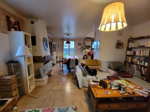 Salle à manger repensée : murs apaisants et décor fleuri assorti