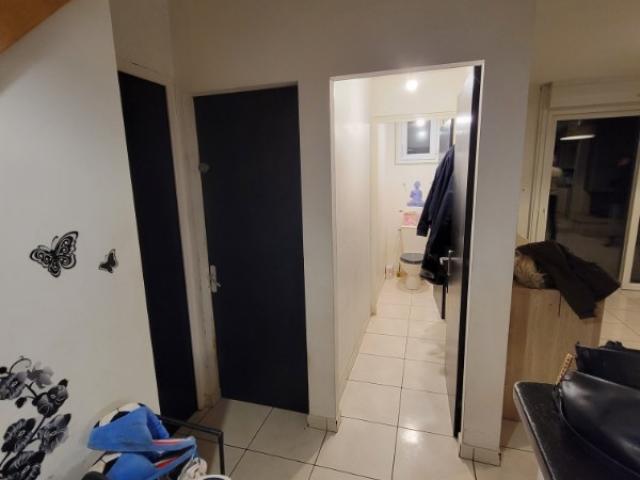 Entrée transformée : murs lissés et tons clairs pour un accueil soigné