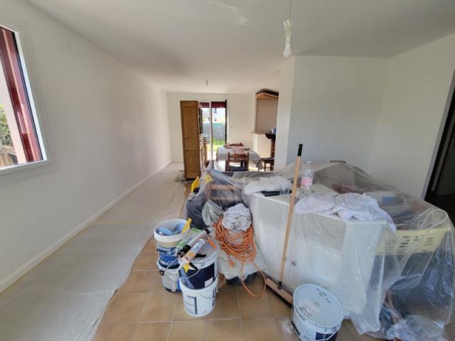 Salle à manger repensée : murs apaisants et décor fleuri assorti