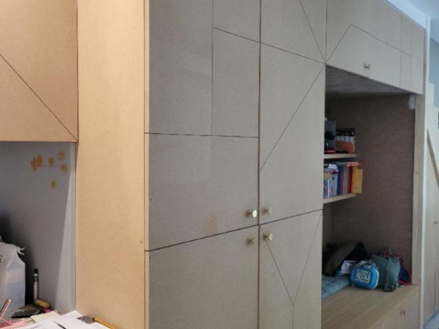 Placard d’entrée en vert foncé : une touche chic et naturelle