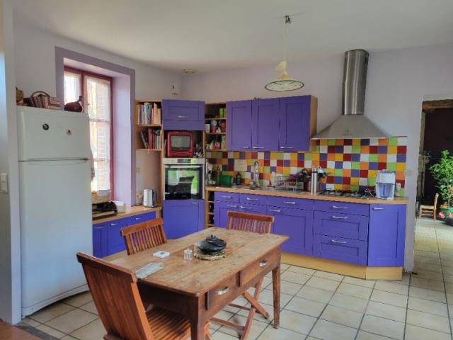 Rénovation d’une cuisine mauve et violette : quand la couleur structure l’espace