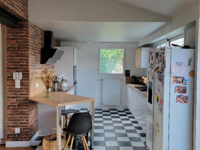 Peinture beige pour délimiter la cuisine d’une pièce de vie ouverte