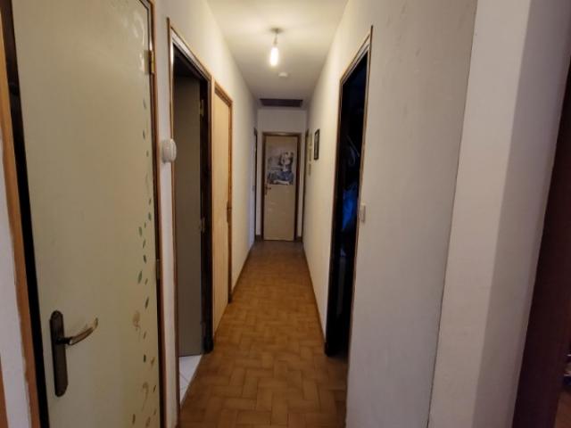 Couloir revisité : portes colorées inspirées du papier peint du salon