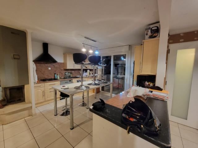 Cuisine rafraîchie : plafonds blancs et murs adoucis couleur sable chaud