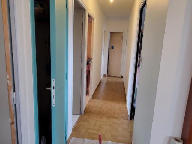 Couloir revisité : portes colorées inspirées du papier peint du salon