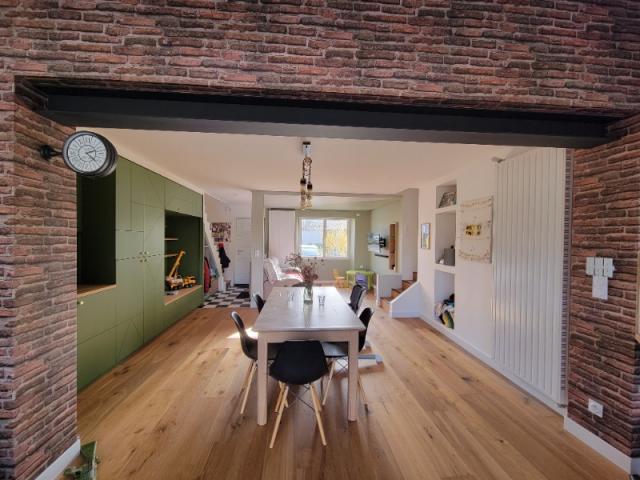 Papier peint brique pour sublimer un mur soutenu par une poutre métallique noire