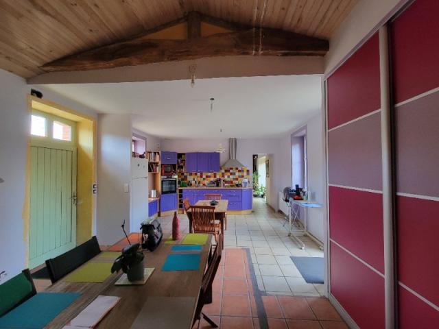 Rénovation d’une cuisine mauve et violette : quand la couleur structure l’espace